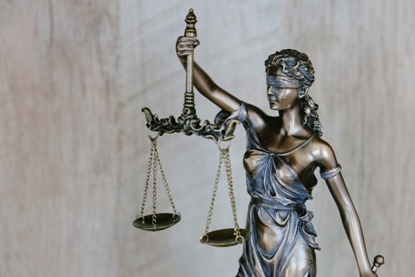Estatua de la Justicia con la balanza en alto